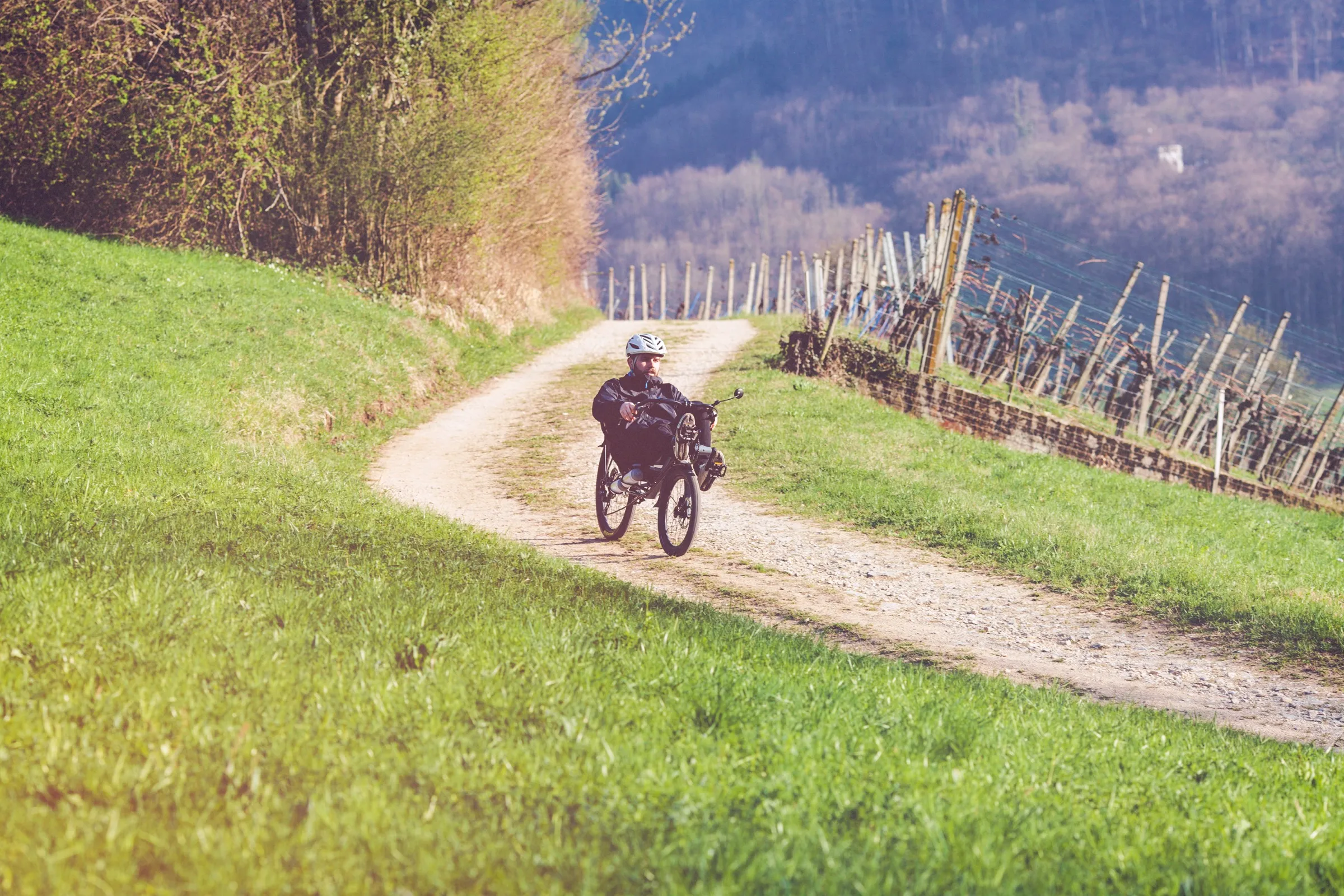 Unterwegs mit dem Alpentourer auf einem Feldweg zwischen Reben