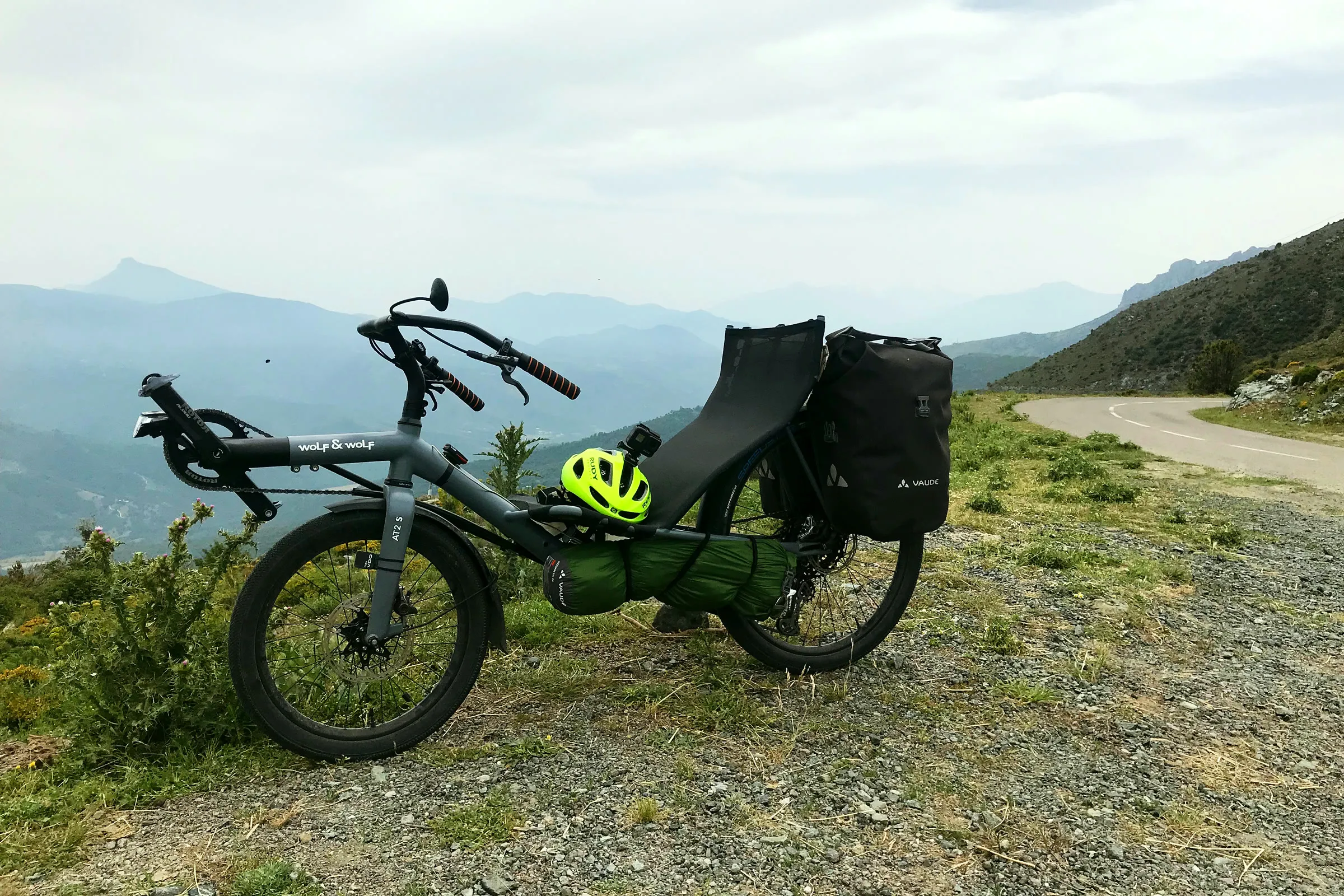 Alpentourer mit Packtaschen und Zelt an einer Passstrasse auf Korsika