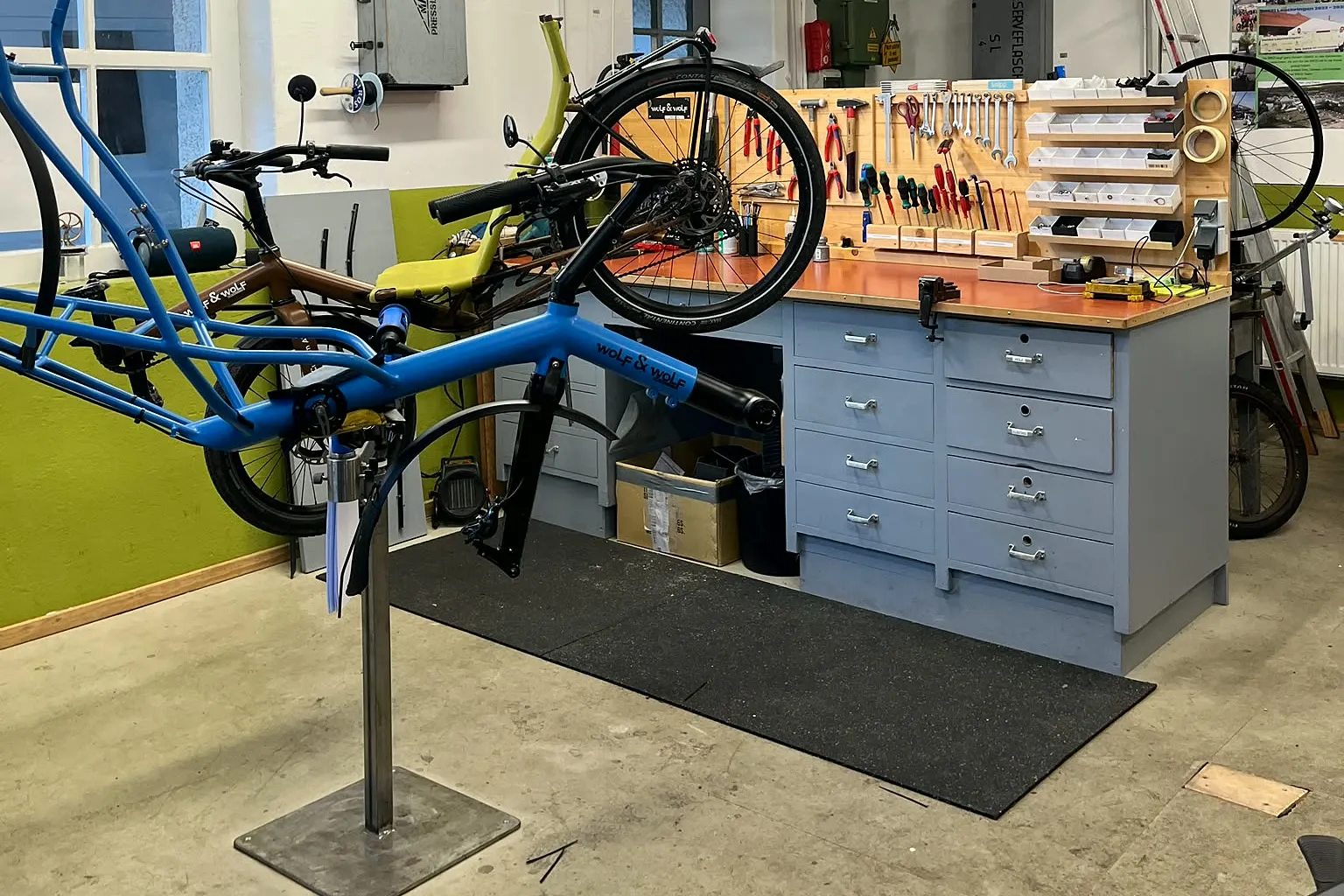 Blauer Rahmen im Montageständer vor der Werkbank in Lauchringen