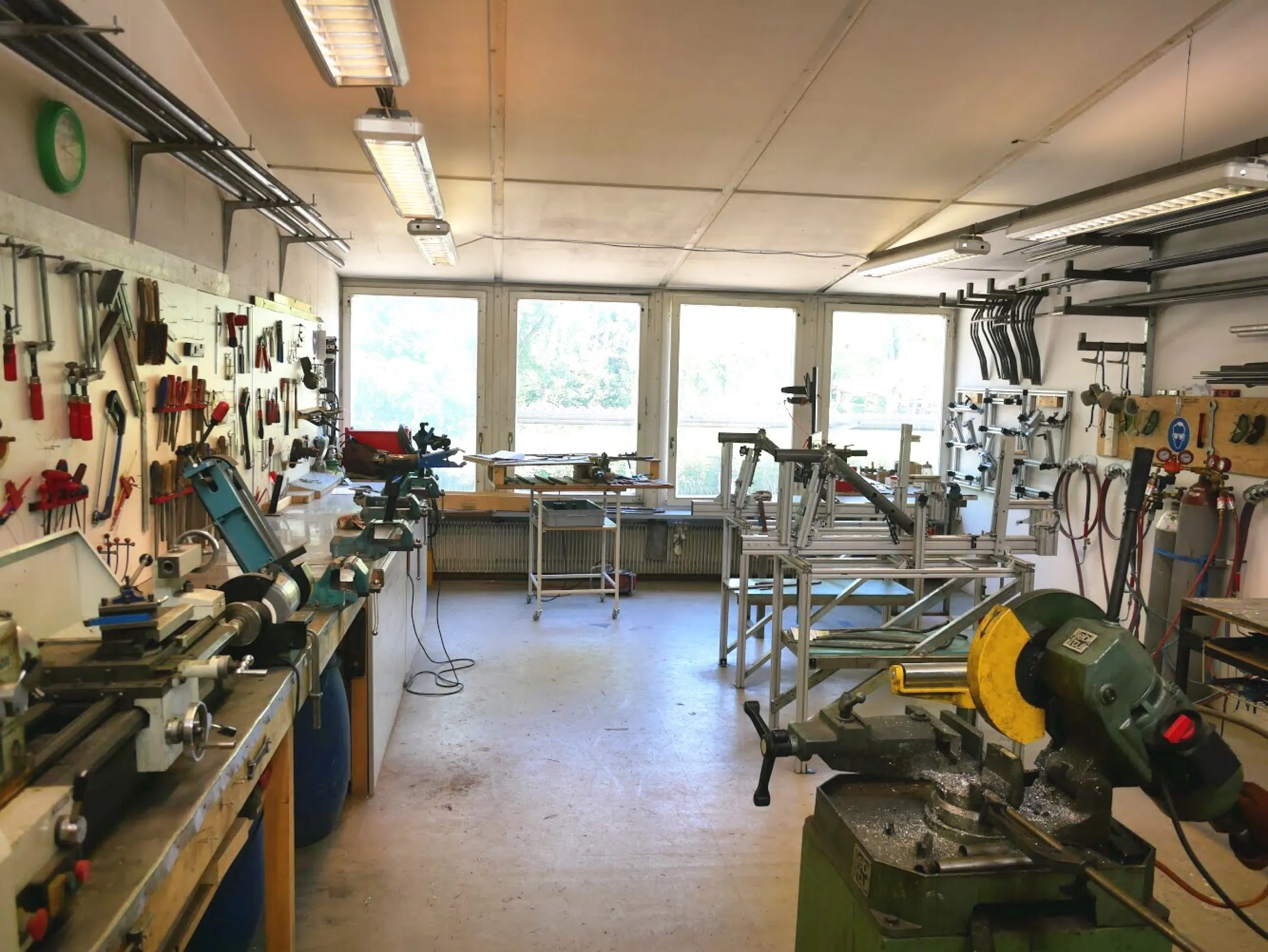 Werkstatthalle mit Drehbank und Kappsäge